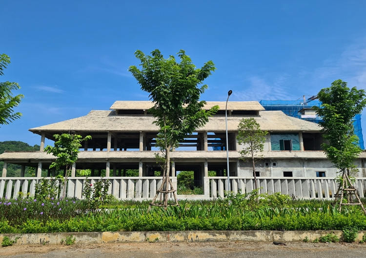 Ngoài công trình khách sạn 7 tầng đang cải tạo, bên trong dự án còn có một hạng mục nhà 2 tầng vừa hoàn thiện phần thô.