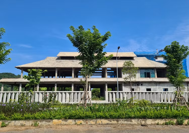 Ngoài công trình khách sạn 7 tầng đang cải tạo, bên trong dự án còn có một hạng mục nhà 2 tầng vừa hoàn thiện phần thô.