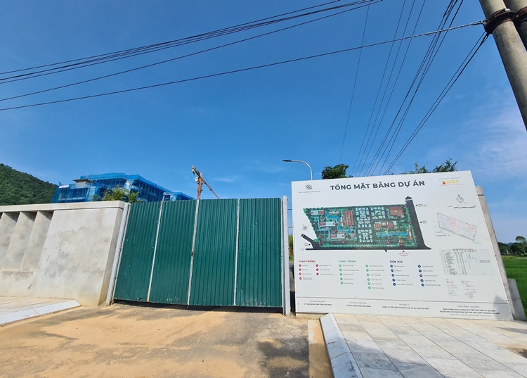 Thông tin tổng mặt bằng dự án được nêu chi tiết trên tấm banner treo phía ngoài. Trên banner này còn giới thiệu Tập đoàn Apec Group là đơn vị phát triển dự án.