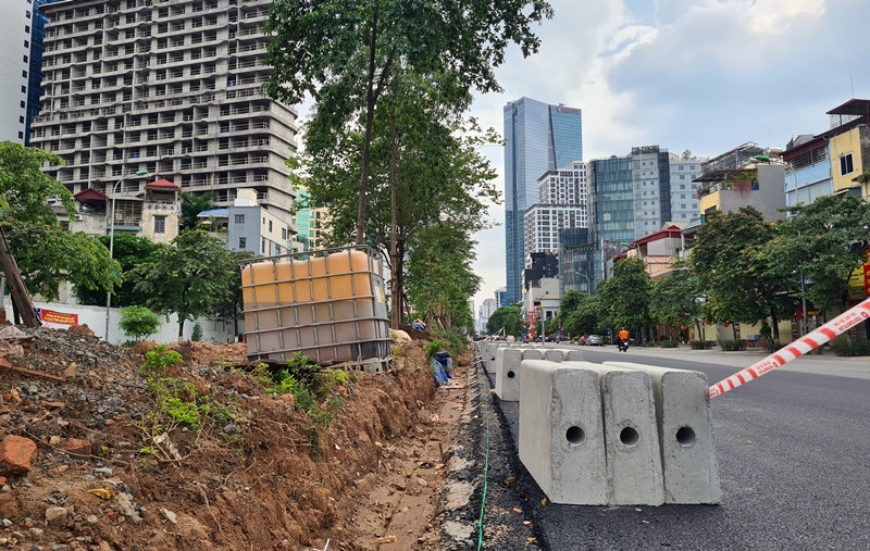 Cùng với đó, hệ thống chiếu sáng hiện đại cũng được lắp đặt để tạo cảnh quan.
