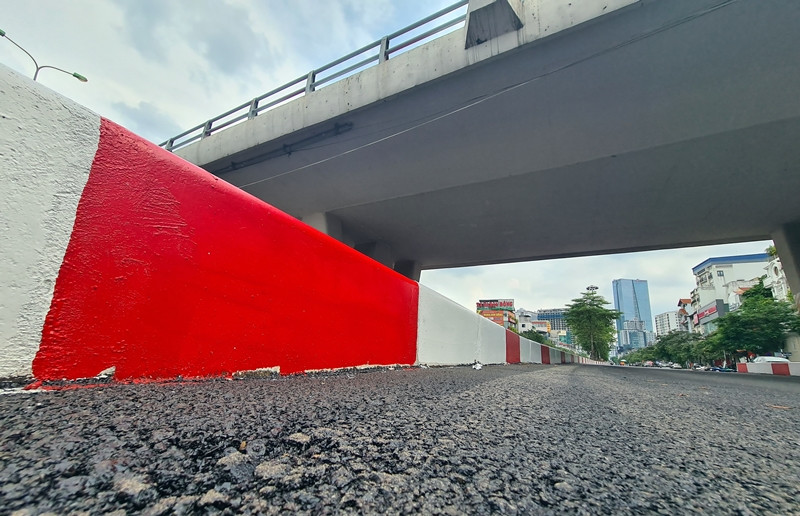 Toàn bộ trục đường từ Văn Cao đến hết phố Liễu Giai có chiều dài khoảng 1km (từ cầu vượt Thụy Khuê tới nút giao Liễu Giai - Vạn Phúc).