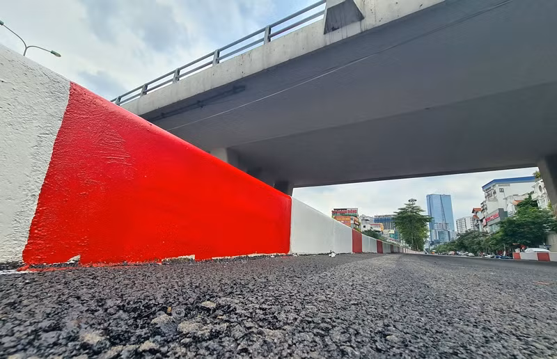 Toàn bộ trục đường từ Văn Cao đến hết phố Liễu Giai có chiều dài khoảng 1km (từ cầu vượt Thụy Khuê tới nút giao Liễu Giai - Vạn Phúc).