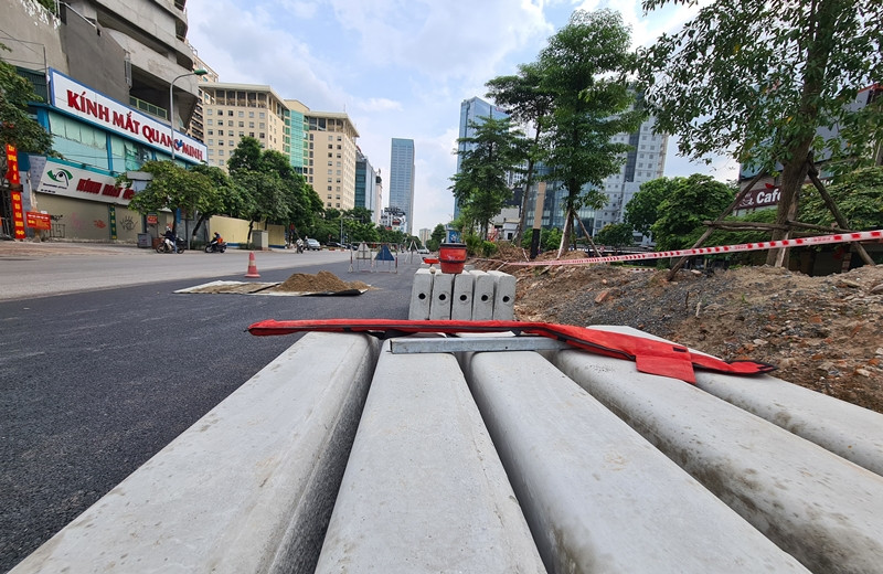 Sau khi hoàn thiện phần thô, cây xanh nằm trên trục dải phân cách sẽ được chỉnh trang, chăm sóc lại.