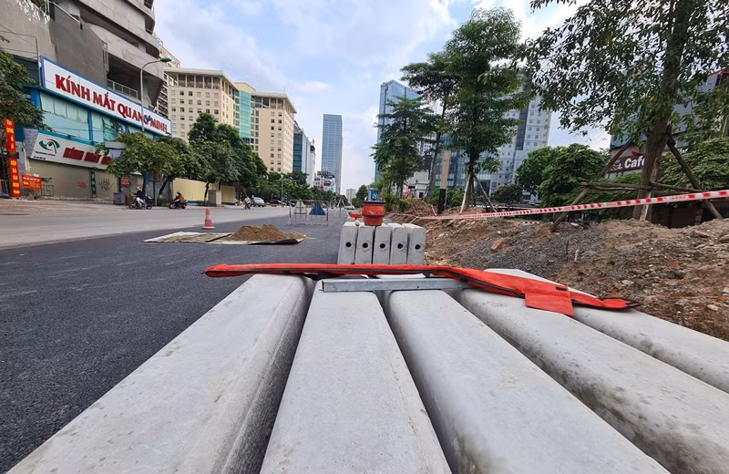 Sau khi hoàn thiện phần thô, cây xanh nằm trên trục dải phân cách sẽ được chỉnh trang, chăm sóc lại.