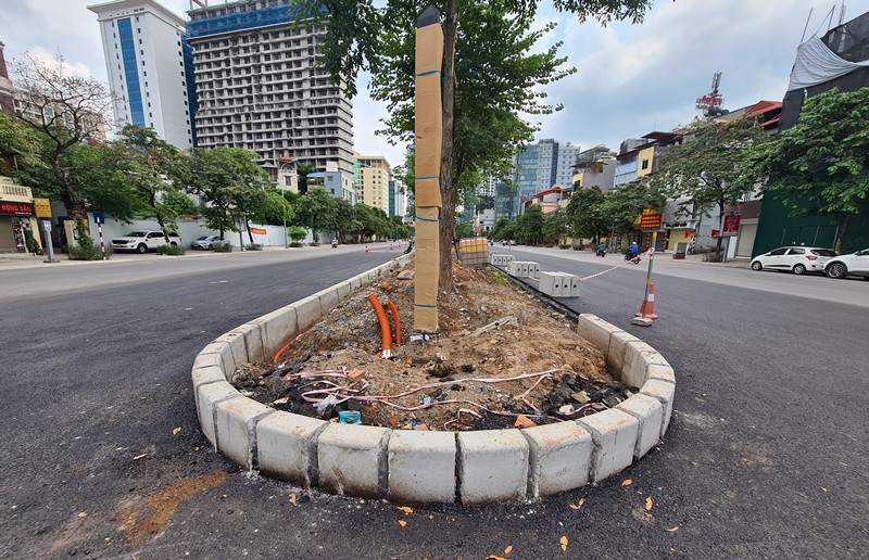 Sau khi thi công, tuyến đường Liễu Giai - Văn Cao hiện có thêm 4 làn xe, nâng số làn xe lên 8 làn.