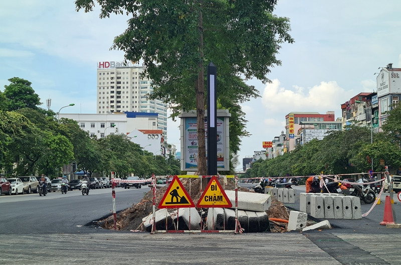 Toàn bộ dải phân cách đã được xén còn 3-5m để phục vụ giao thông. Trước đây, dải phân cách của tuyến đường giữa rộng 17m.