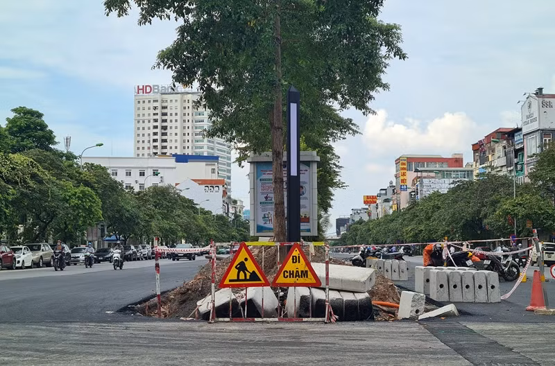 Toàn bộ dải phân cách đã được xén còn 3-5m để phục vụ giao thông. Trước đây, dải phân cách của tuyến đường giữa rộng 17m.