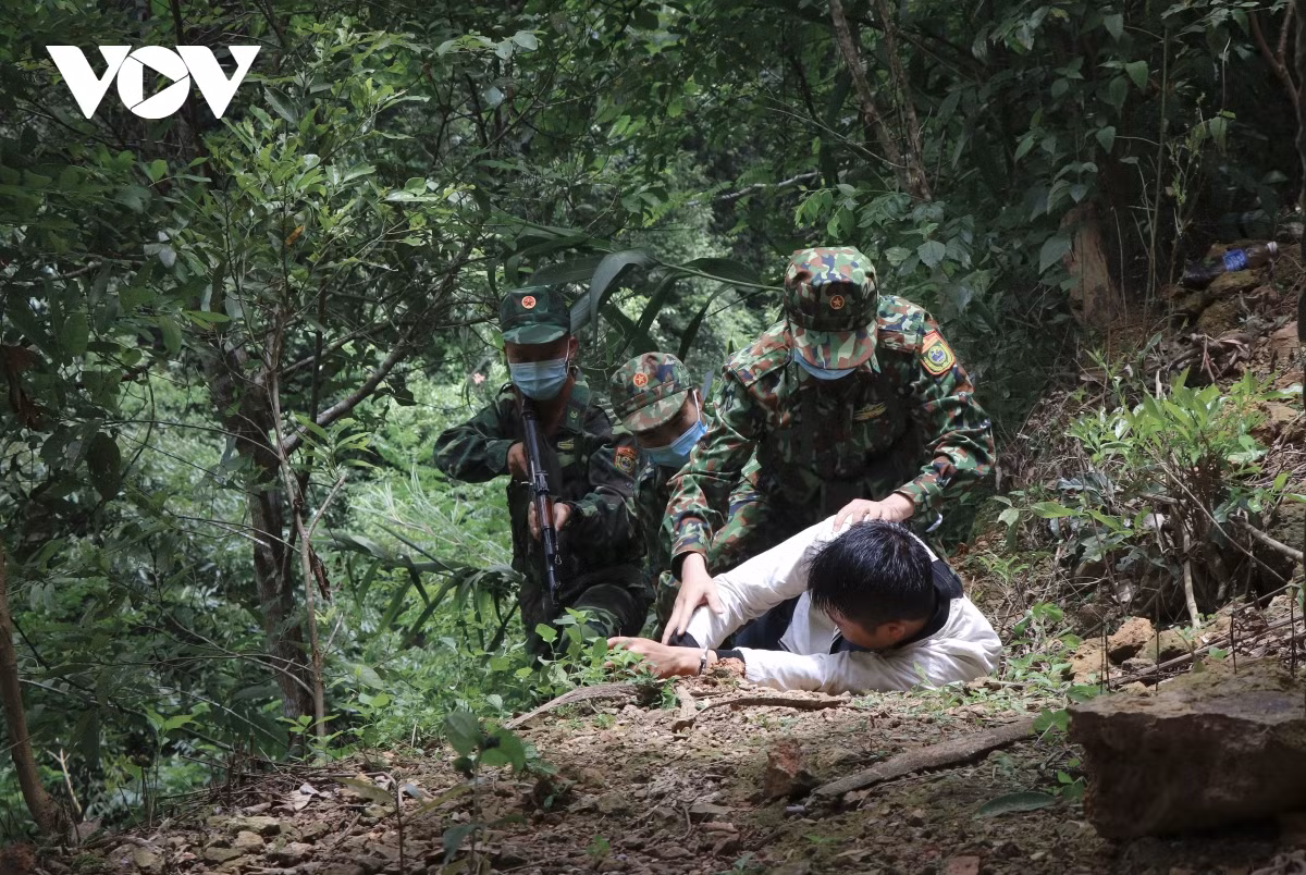 Lực lượng đánh chặn trong chuyên án đang trấn áp, khống chế đối tượng trên đường đối tượng tháo chạy hòng thoát thân.