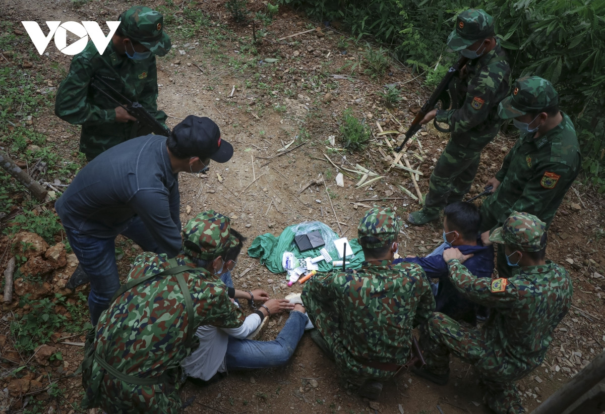 Trong 6 tháng của năm 2021, Đồn Biên phòng Pa Thơm đã chủ trì, phối hợp với các lực lượng, cơ quan chức năng bắt 16 vụ với 19 đối tượng, thu giữ trên 70.000 viên ma túy tổng hợp, 1 bánh herin và nhiều tang vật liên quan khác.