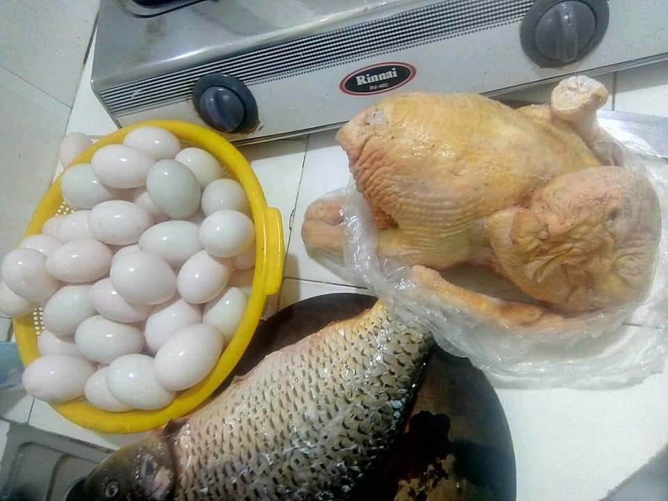 Luong 30 trieu cuoi thang het sach, vo chong tre xin “vien tro” que