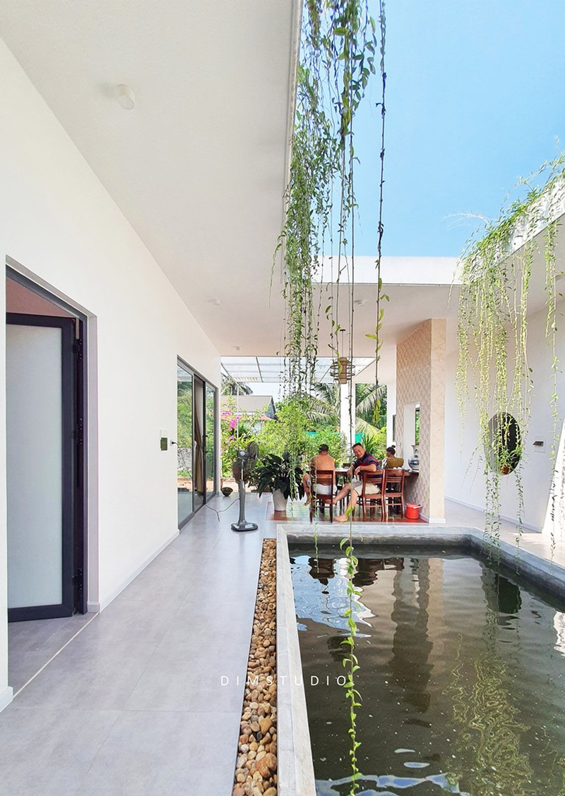 Không gian này có chiếc hồ nhỏ tạo cảm giác mát mẻ, là nơi sinh hoạt chung, kết nối và gia tăng tình cảm gia đình.