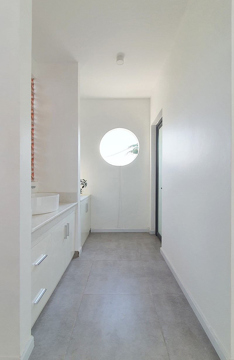 Góc vệ sinh đủ sáng và thoáng mát.