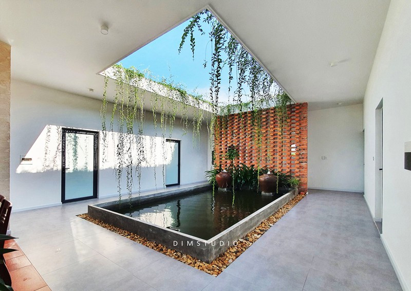 Chính giữa nhà là không gian chung, nơi dành cho gia đình cũng như hàng xóm láng giềng trò chuyện bên cốc nước chè xanh.