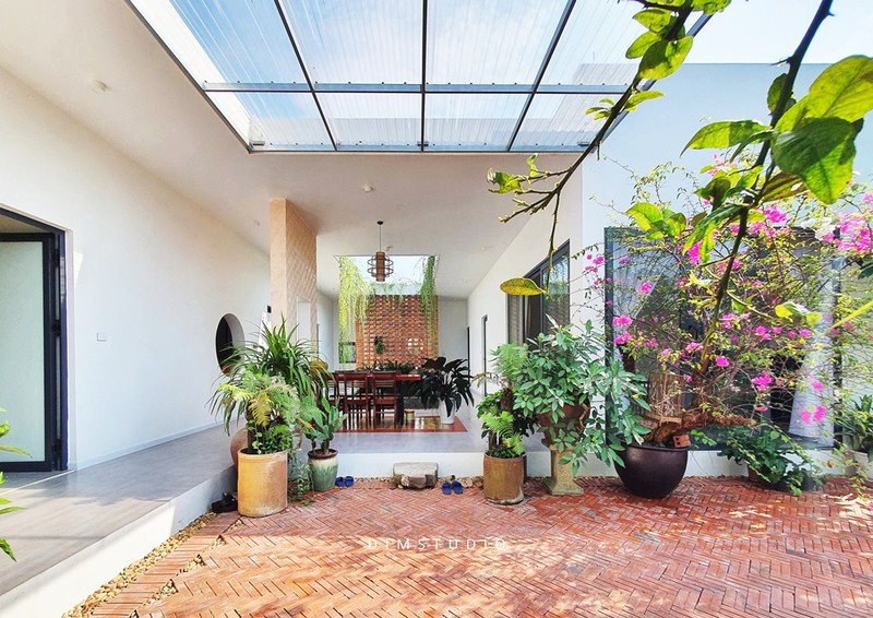 Không gian trong nhà được tối giản và thiết kế theo lối kiến trúc của những căn nhà cổ. Mộc mạc giản dị nhưng vẫn đầy đủ công năng.