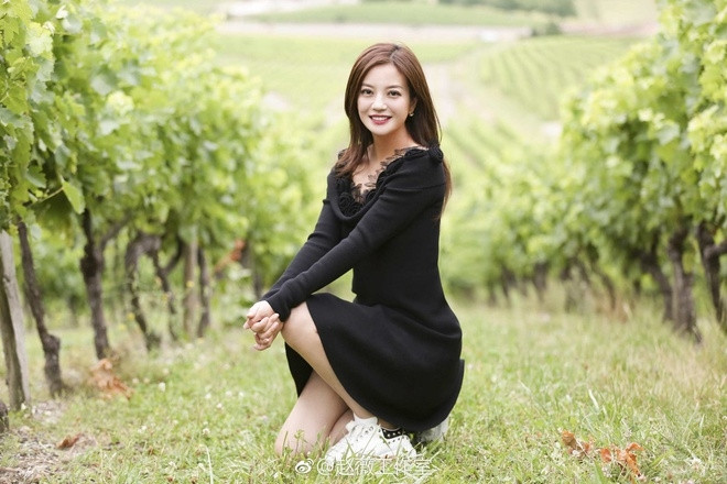 Sau thong tin bo tron, Trieu Vy len mang cho biet dang o Bac Kinh