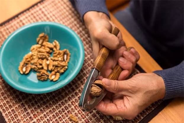 2 thảo dược dễ kiếm là “thần dược” trị chứng đau cổ vai gáy - Hình 2 2 thao duoc de kiem la “than duoc” tri chung dau co vai gay-Hinh-2