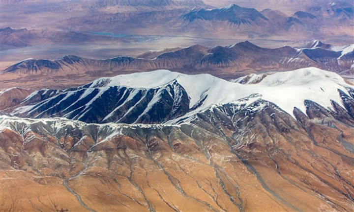 Nhắc đến Tây Tạng phải kể đến vùng đất Hy Nhĩ hay còn gọi là Khả Khả Tây Lý (tiếng Mông Cổ: Aqênganggyai có nghĩa là Chúa tể của Mười nghìn núi) là một khu vực bị cô lập ở phía Tây bắc Thanh Hải - Thanh Tạng (cao nguyên cao nhất và lớn nhất thế giới). Đây là khu vực có dân số ít nhất Trung Quốc và ít thứ ba trên thế giới. (Ảnh: Spanish People Daily)