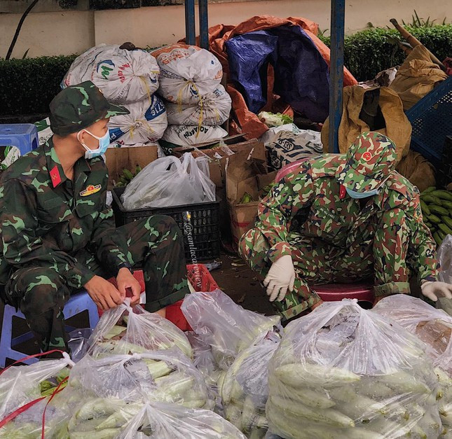 Hinh anh binh di nguoi linh trong tam dich khien trai tim tan chay-Hinh-5