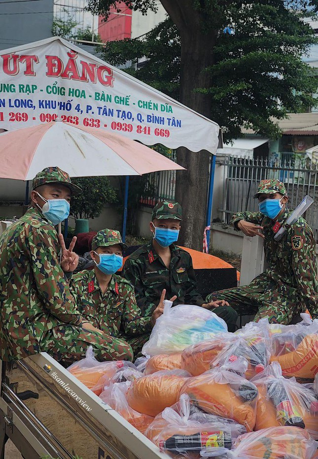 Hinh anh binh di nguoi linh trong tam dich khien trai tim tan chay-Hinh-7