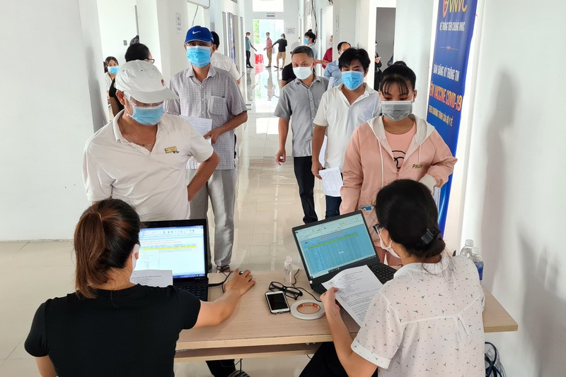 Cong nhan tai Binh Duong dong loat duoc tiem mui 1-Hinh-3