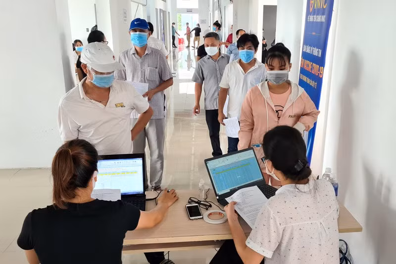 Cong nhan tai Binh Duong dong loat duoc tiem mui 1-Hinh-3