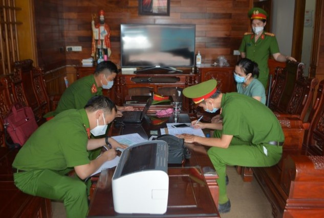 Lãnh đạo huyện Yên Thành (Nghệ An) cho biết địa phương từng nhiều lần tuyên truyền, nhắc nhở người dân không được nuôi nhốt động vật hoang dã trái phép. Huyện chỉ nắm được thông tin khi công an đột kích. Trong ảnh, cảnh sát làm việc với hộ dân nuôi hổ trái phép.