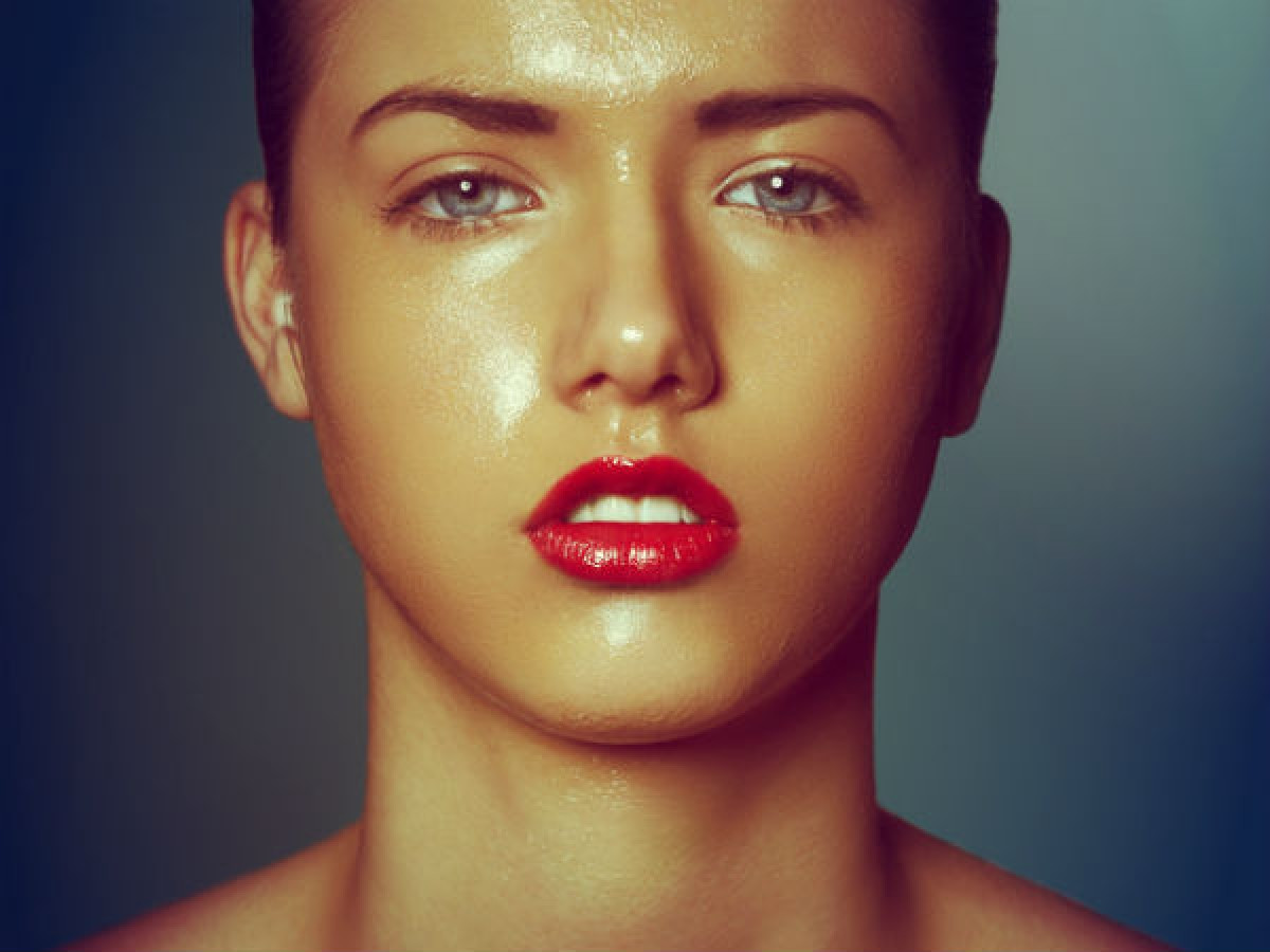  Da dầu: Tuyến bã nhờn tăng hoạt là một trong những nguyên nhân chính khiến lỗ chân lông to. Da chúng ta tiết dầu tự nhiên để giúp giữ cho da đủ ẩm và khỏe mạnh, nhưng người có cơ địa da dầu sẽ tiết dầu nhiều hơn mức cần thiết. Các tuyến bã nhờn hoạt động quá mạnh sẽ khiến bụi bẩn dễ dàng bám lên da, tích tụ trong các lỗ chân lông, khiến lỗ chân lông nở to ra theo thời gian.