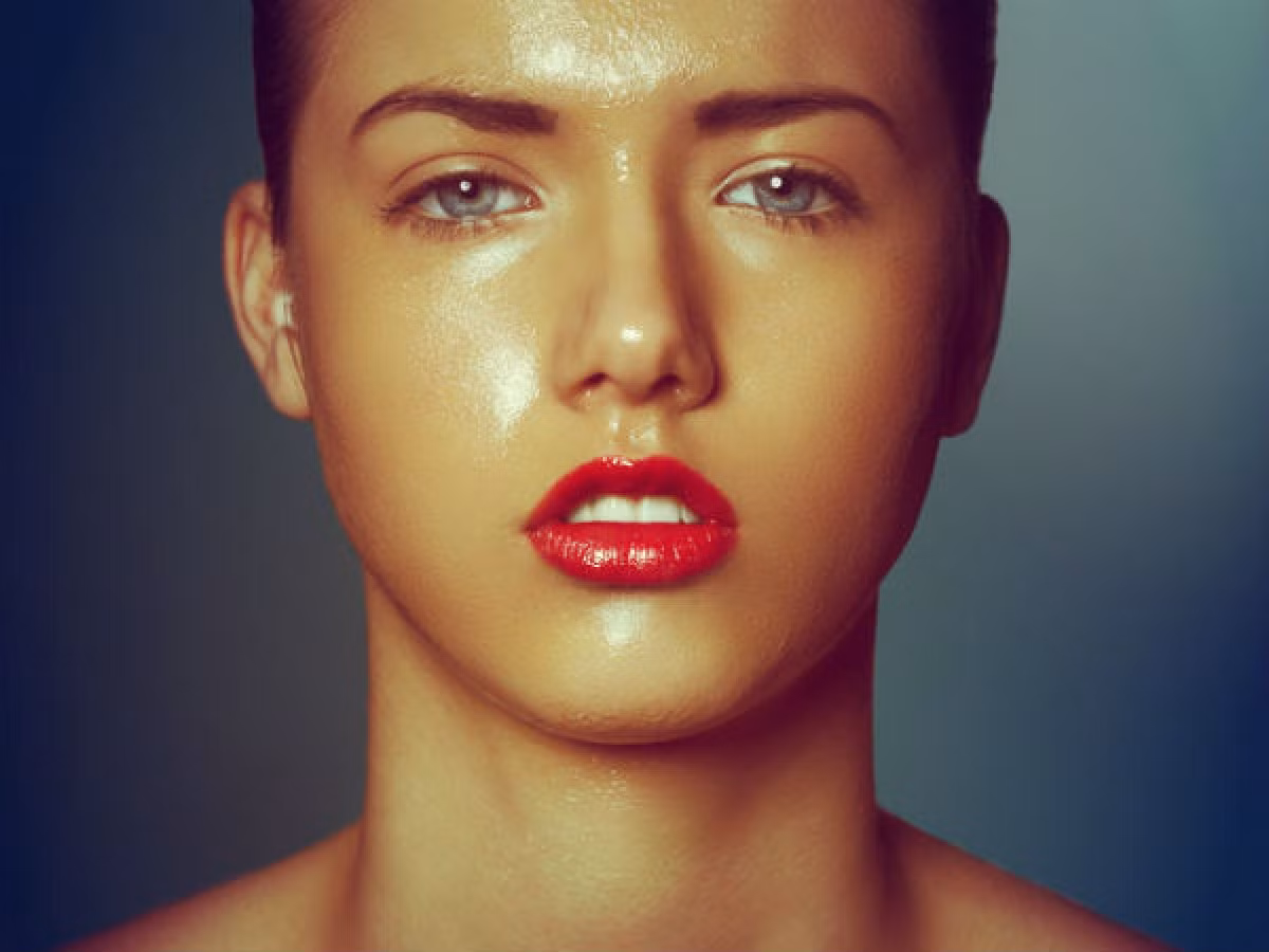  Da dầu: Tuyến bã nhờn tăng hoạt là một trong những nguyên nhân chính khiến lỗ chân lông to. Da chúng ta tiết dầu tự nhiên để giúp giữ cho da đủ ẩm và khỏe mạnh, nhưng người có cơ địa da dầu sẽ tiết dầu nhiều hơn mức cần thiết. Các tuyến bã nhờn hoạt động quá mạnh sẽ khiến bụi bẩn dễ dàng bám lên da, tích tụ trong các lỗ chân lông, khiến lỗ chân lông nở to ra theo thời gian.