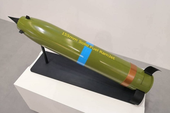 Để làm được điều đó, đạn được trang bị động cơ phản lực dòng thẳng – ramjet do công ty Hà Lan TNO phát triển. Điều làm nên sự khác biệt của XM1155 với tất cả những loại đạn pháo khác trên thế giới là tầng đẩy tăng tốc được tích hợp trực tiếp trong thân đạn so với các loại đạn pháo truyền thống.