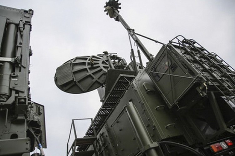 "Washinton đã “hoảng loạn” trước thực tế là chỉ cần một tổ hợp EW của Nga sẽ dễ dàng vô hiệu hóa toàn bộ phi đội máy bay chiến đấu, bao gồm cả tiêm kích tàng hình F-35, thậm chí hệ thống Samarkand còn đối phó được với cả tàu vũ trụ Mỹ".