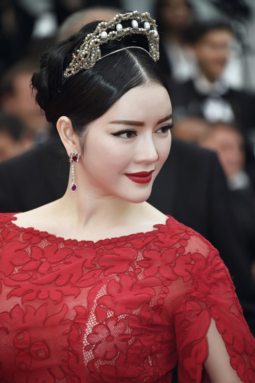 Tuy nhiên, cùng là màu đỏ bạn cũng có cả tá sự lựa chọn với những gam màu khác nhau: đỏ ruby, đỏ tươi, đỏ đậu, đỏ gạch, đỏ cam…