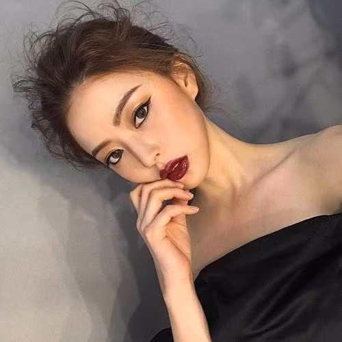 5. Son màu đỏ tím Bạn có thể nghĩ rằng màu tím đỏ này sẽ rất kén da và khó phối đồ phù hợp, tuy nhiên màu tím trendy khi lên môi sẽ cực ngọt ngào và sang chảnh.