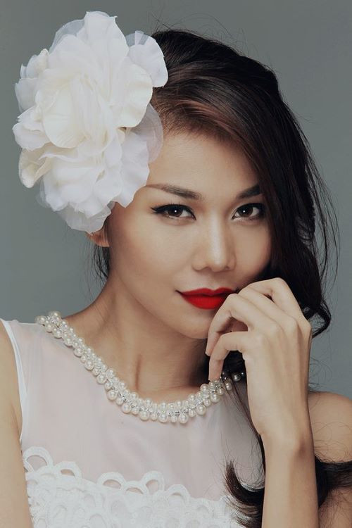 4. Màu son đỏ Là con gái bạn nhất định phải có một cây son đỏ, màu được coi là “nữ hoàng” của các loại son. Son đỏ phù hợp với mọi làn da và mọi hoàn cảnh, cho dù là đi chơi hay tới những bữa tiệc