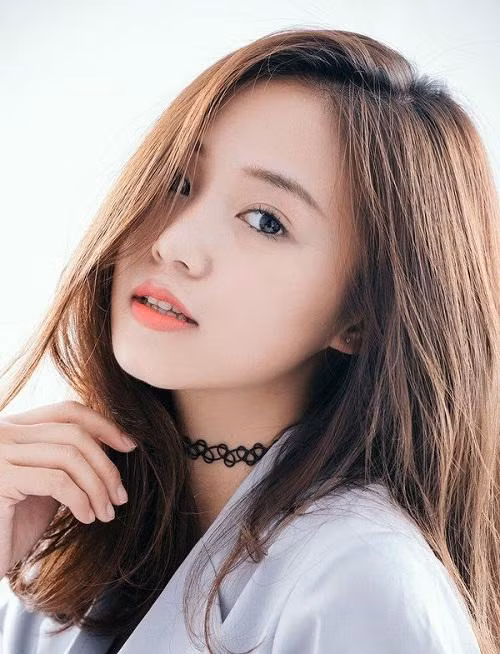 2. Son màu cam san hô đất Có thể nói rằng, năm 2018 là năm tone màu cam lên ngôi. Nổi lên trong đó là màu cam san hô pha đất được yêu thích hơn cả. Tuy nhiên màu son này khá kén da, chúng khiến da của bạn xỉn đi kha khá thế nên phù hợp với những cô nàng có tông da sáng.