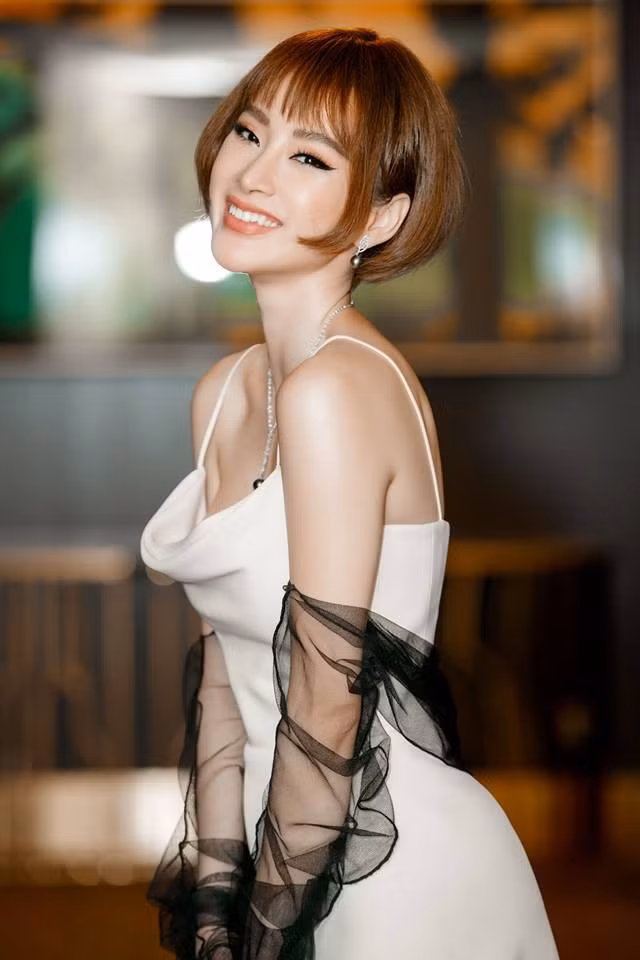 Còn nếu bạn sở hữu một làn da trắng sáng và theo đuổi phong cách trang điểm kiểu Tây thì cũng đừng bỏ qua son nâu be.