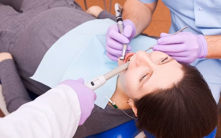 Có những lý do tại sao các bác sĩ sản khoa lại khuyên bạn kiểm tra răng miệng trước khi có kế hoạch mang thai. Đó là vì nhiễm trùng gây viêm lợi có thể đi vào máu và gây ảnh hưởng đến thai nhi, thậm chí dẫn đến việc sinh non hoặc khiến em bé mắc bệnh bẩm sinh nguy hiểm. Các bác sĩ cũng cảnh báo, viêm nha chu có thể làm giảm khả năng sinh sản ở cả nam và nữ.