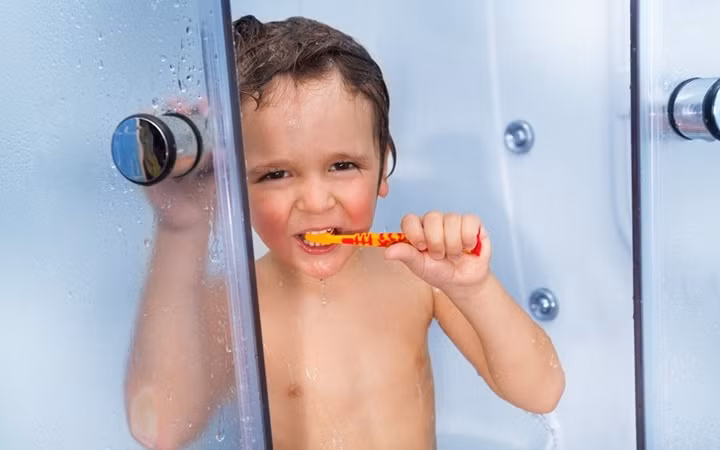 Tập thói quen đánh răng cẩn thận và tỉ mỉ. Nhiều nha sĩ thậm chí cho rằng, tốt nhất là không để bị phân tâm khi đánh răng.