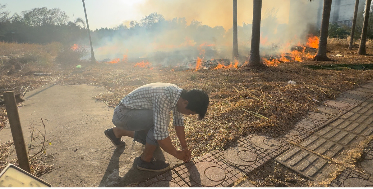 Nhận tin báo, Cảnh sát Phòng cháy chữa cháy Công an TP Thủ Đức và lực lượng dân phòng phường An Khánh nhanh chóng đến hiện trường triển khai công tác dập lửa. 