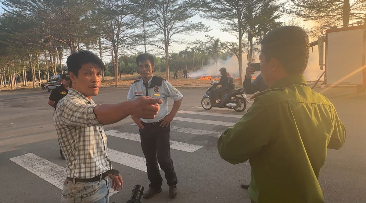 Người dàn ông (chỉ tay) được Công an đưa về trụ sở làm rõ vụ việc. 