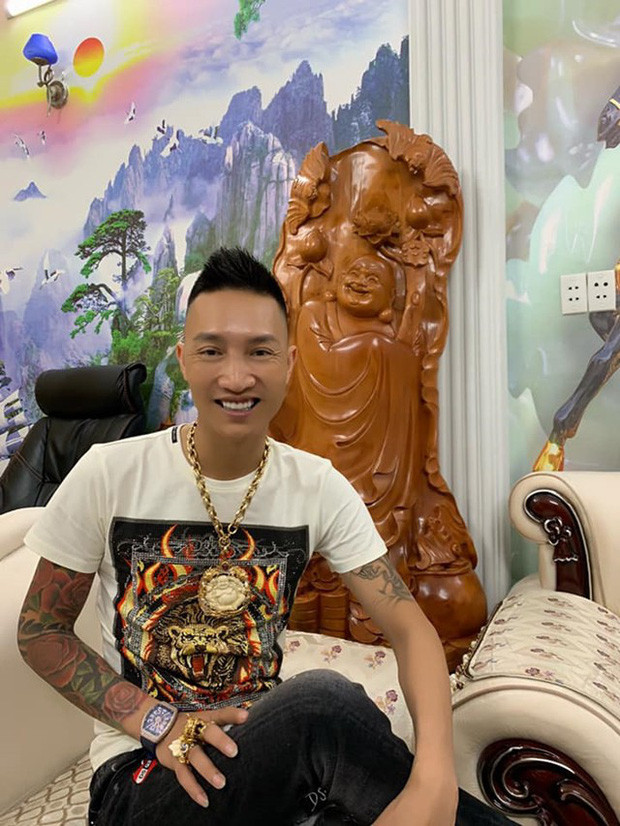 Huấn "Hoa Hồng" tên thật là Bùi Xuân Huấn (SN 1984, quê Yên Bái). Huấn nổi tiếng từ năm 2015 với những video quay trực tiếp lên internet ghi lại cảnh đối tượng này khoe của, chửi thề tục tĩu, khoe cho vay nặng lãi, dạy đời...