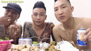 Nhiều lần các đối tượng trên thường quay video cùng nhau ăn nhậu, chửi thề, dọa đánh người, với lời lẽ thách thức, vô văn hóa.