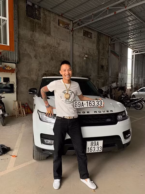 Nhiều video từng ghi lại cảnh Huấn "Hoa Hồng" xuất hiện với hình ảnh không đội nón bảo hiểm, phóng xe trên đường và từng nhiều lần thách thức lực lượng chức năng khi bị dừng xe kiểm tra.