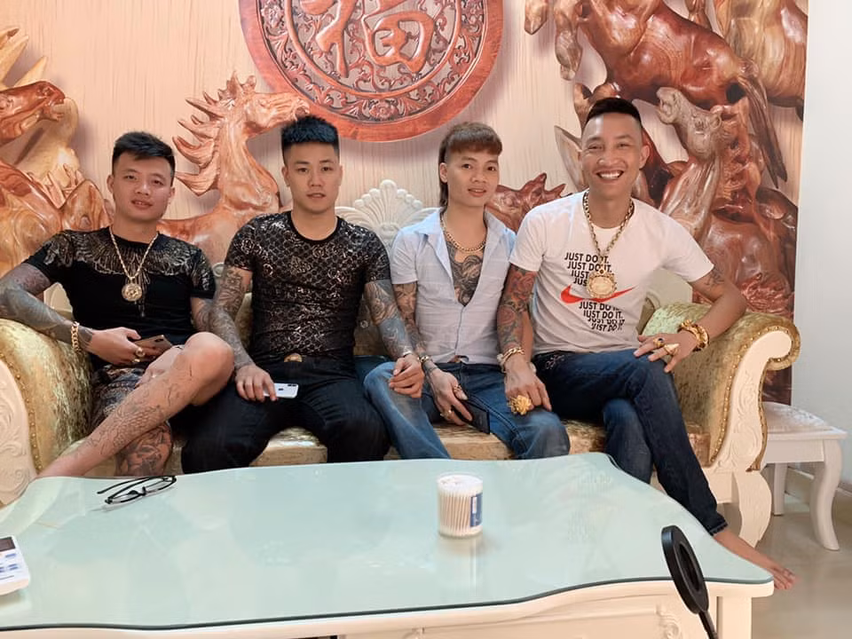 Ngoài Quang "Rambo", Huấn "Hoa Hồng" còn có mối quan hệ với Khá "Bảnh" (tên thật là Ngô Bá Khá, SN 1993, quê Bắc Ninh), đối tượng vừa bị bắt vào ngày 1/4/2019 về hành vi Tổ chức đánh bạc.