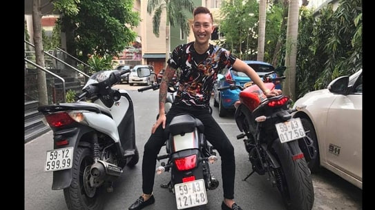 Ban đầu Huấn chỉ đăng những video ăn chơi hằng ngày và những clip hài hước do chính đối tượng tự thực hiện. Chưa dừng lại ở đó, Huấn “hoa hồng” tiếp tục tung ra các clip thách thức những giang hồ máu mặt trên cả nước.