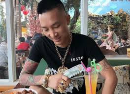 Trên Facebook, Huấn có một fanpage với hơn 305.000 người theo dõi