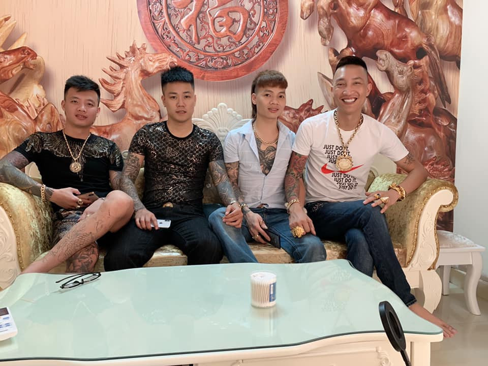 Ngoài Quang "Rambo", Huấn "Hoa Hồng" còn có mối quan hệ với Khá "Bảnh" (tên thật là Ngô Bá Khá, SN 1993, quê Bắc Ninh), đối tượng vừa bị bắt vào ngày 1/4/2019 về hành vi Tổ chức đánh bạc.