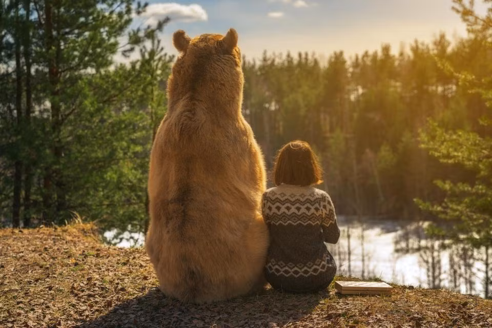 Con vật khổng lồ này hiện nặng 136 kg và sống rất thân thiện với con người. Đây là bức ảnh gấu Stepan chụp với Victoria Fadina, 29 tuổi. (Theo The Sun)