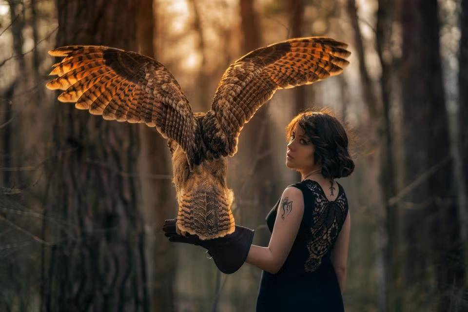 Ngoài bộ ảnh của gấu Stepan, nhiếp ảnh gia Natalia Grebesheva cũng chụp ảnh với cú đại bàng. (Theo The Sun)