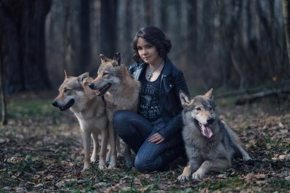 Natalia chụp ảnh cùng một đàn sói hoang. (Theo The Sun)