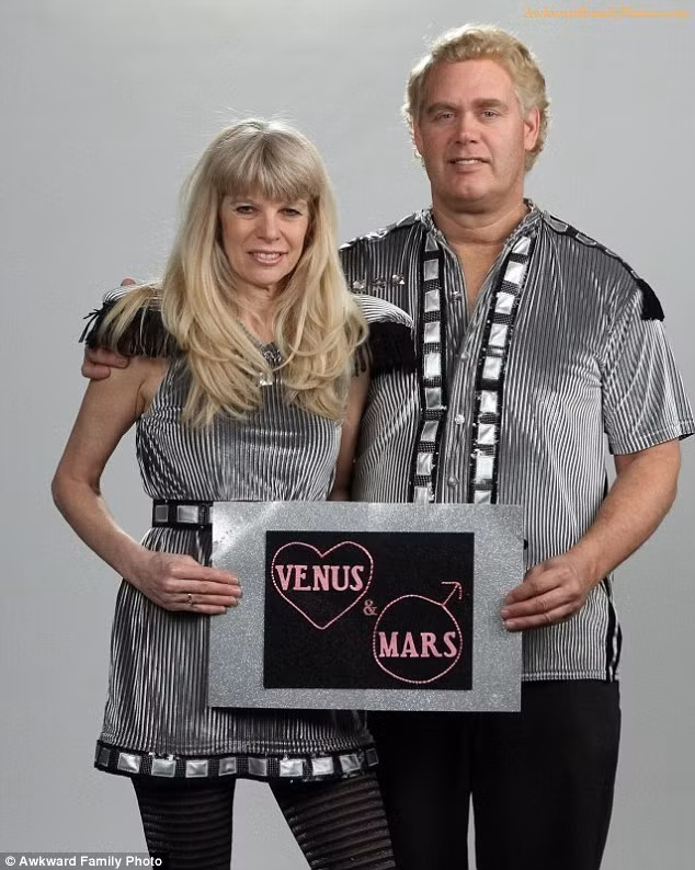 Bức ảnh đính hôn gây ấn tượng với trang phục và kiểu tóc của hai người giống nhau.